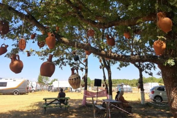 Bilecik’te Yeni Bir Gelenek Doğuyor: Dallarda Çaput Yerine Çömlekler Asılıyor